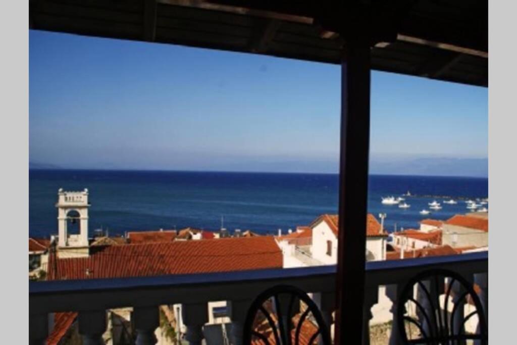 Über den Dächern von Koroni Exterior foto