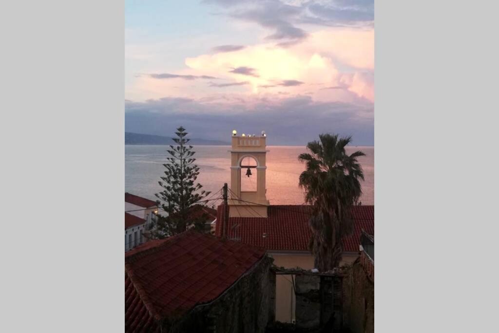 Über den Dächern von Koroni Exterior foto